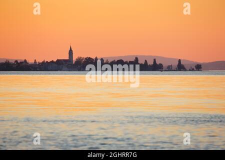 Kirche und Hafen von Romanshorn im Abendlicht, Blick von Arbon über den Bodensee Stockfoto