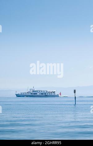 Blick von Arbon über den schimmernden blauen Bodensee mit einem Linienboot bei sonnigem Wetter und blauem Himmel im Sommer Stockfoto