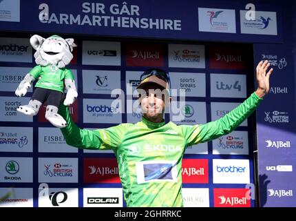 Jacob Scott von Canyon dhb Sungod trägt das King of the Mountains Trikot nach der dritten Etappe der AJ Bell Tour of Britain von Llandeilo bis zum National Botanic Garden of Wales auf dem Podium. Bilddatum: Dienstag, 7. September 2021. Stockfoto