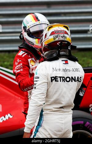 Lewis Hamilton (GBR) Mercedes AMG F1 feiert seine Pole-Position im Qualifying Parc Ferme mit Sebastian Vettel (GER) Ferrari. Großer Preis der Vereinigten Staaten, Samstag, 20. Oktober 2018. Circuit of the Americas, Austin, Texas, USA. 20.10.2018. Formel-1-Weltmeisterschaft, Rd 18, großer Preis der Vereinigten Staaten, Austin, Texas, USA, Qualifying Day. Bildnachweis sollte lauten: XPB/Press Association Images. Stockfoto