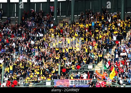 Fans des Renault Sport F1 Teams in der Tribüne. 28.10.2018. Formel-1-Weltmeisterschaft, Rd 19, Großer Preis Von Mexiko, Mexiko-Stadt, Mexiko, Wettkampftag. Bildnachweis sollte lauten: XPB/Press Association Images. Stockfoto