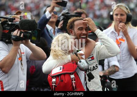 Lewis Hamilton (GBR) Mercedes AMG F1 feiert den Sieg der Weltmeisterschaft. 28.10.2018. Formel-1-Weltmeisterschaft, Rd 19, Großer Preis Von Mexiko, Mexiko-Stadt, Mexiko, Wettkampftag. Bildnachweis sollte lauten: XPB/Press Association Images. Stockfoto