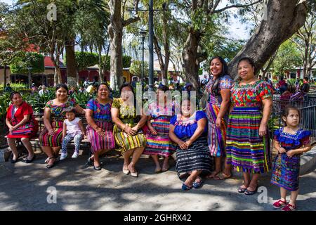 Familienausflug nach Parque Central, Antigua, Antigua, Guatemala Stockfoto