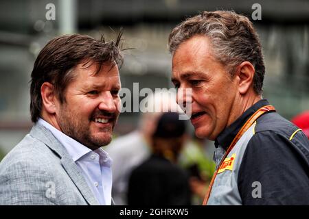 (L bis R): Paul Hembery (GBR) Pirelli Motorsport Director mit Mario Isola (ITA) Pirelli Racing Manager. 10.11.2018. Formel-1-Weltmeisterschaft, Rd 20, Großer Preis Von Brasilien, Sao Paulo, Brasilien, Qualifizierender Tag. Bildnachweis sollte lauten: XPB/Press Association Images. Stockfoto