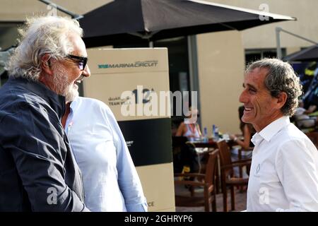 (L bis R): Flavio Briatore (ITA) mit Alain Prost (FRA) Renault Sport F1 Team Special Advisor. 24.11.2018. Formel-1-Weltmeisterschaft, Rd 21, Großer Preis Von Abu Dhabi, Yas Marina Circuit, Abu Dhabi, Qualifying Day. Bildnachweis sollte lauten: XPB/Press Association Images. Stockfoto