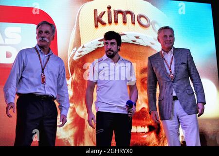 Fernando Alonso (ESP) McLaren mit Chase Carey (USA), dem Vorsitzenden der Formel-1-Gruppe (links) und Sean Bratches (USA), Formel-1-Geschäftsführer, Commercial Operations (rechts) bei einer Präsentation bei möglicherweise seinem letzten Formel-1-Grand-Prix. 24.11.2018. Formel-1-Weltmeisterschaft, Rd 21, Großer Preis Von Abu Dhabi, Yas Marina Circuit, Abu Dhabi, Qualifying Day. Bildnachweis sollte lauten: XPB/Press Association Images. Stockfoto