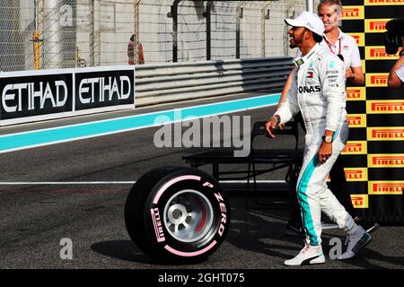 Lewis Hamilton (GBR) Mercedes AMG F1 mit dem Pirelli Pole Position Award. 25.11.2018. Formel-1-Weltmeisterschaft, Rd 21, Abu Dhabi Grand Prix, Yas Marina Circuit, Abu Dhabi, Race Day. Bildnachweis sollte lauten: XPB/Press Association Images. Stockfoto