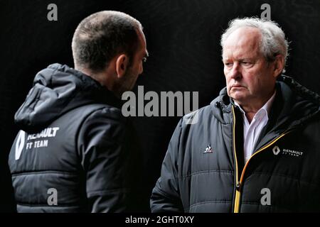 (L bis R): Cyril Abiteboul (FRA) Renault Sport F1 Managing Director mit Jerome Stoll (FRA) Renault Sport F1 President. 19.02.2019. Formel-1-Test, Tag Zwei, Barcelona, Spanien. Dienstag. Bildnachweis sollte lauten: XPB/Press Association Images. Stockfoto