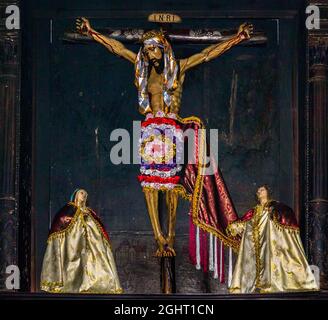 Holzfiguren der Heiligen, in traditioneller Tracht gekleidet, Iglesia Parroquial Santiago Apostol aus der Kolonialzeit von 1566, Santiago Stockfoto