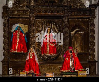 Holzfiguren der Heiligen, in traditioneller Tracht gekleidet, Iglesia Parroquial Santiago Apostol aus der Kolonialzeit von 1566, Santiago Stockfoto