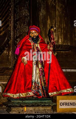 Holzfiguren der Heiligen, in traditioneller Tracht gekleidet, Iglesia Parroquial Santiago Apostol aus der Kolonialzeit von 1566, Santiago Stockfoto