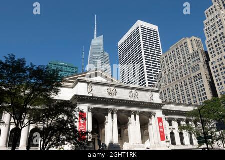 Fassade der New York Public Library, Hauptniederlassung, mit dem Turm der Bank of America im Hintergrund, New York City, USA Stockfoto