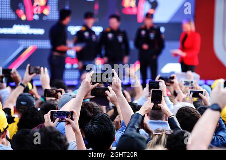 Fans beim F1 Season Launch auf dem Federation Square. 13.03.2019. Formel-1-Weltmeisterschaft, Rd 1, Großer Preis Von Australien, Albert Park, Melbourne, Australien, Vorbereitungstag. Bildnachweis sollte lauten: XPB/Press Association Images. Stockfoto