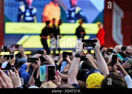 Fans beim F1 Season Launch auf dem Federation Square. 13.03.2019. Formel-1-Weltmeisterschaft, Rd 1, Großer Preis Von Australien, Albert Park, Melbourne, Australien, Vorbereitungstag. Bildnachweis sollte lauten: XPB/Press Association Images. Stockfoto