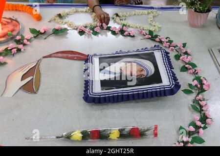 Kalkutta, Indien. September 2021. Blick auf das mit Blumen geschmückte Grab von Mutter Teresa anlässlich des Jahrestages ihres Todes in Kalkutta. Die mit dem Friedensnobelpreis ausgezeichnete katholische Nonne, die 45 Jahre lang für die Armen, Kranken, Waisen und Sterbenden diente, starb an diesem Tag im Jahr 1997 im Alter von 87 Jahren in Kalkutta. (Foto von Dipa Chakraborty/Pacific Press/Sipa USA) Quelle: SIPA USA/Alamy Live News Stockfoto