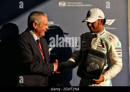 (L bis R): Alan Jones (AUS) überreicht den Pirelli Pole Position Award an Lewis Hamilton (GBR) Mercedes AMG F1. 16.03.2019. Formel-1-Weltmeisterschaft, Rd 1, Großer Preis Von Australien, Albert Park, Melbourne, Australien, Qualifying Day. Bildnachweis sollte lauten: XPB/Press Association Images. Stockfoto