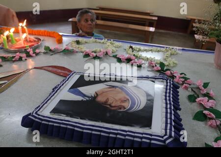 Kalkutta, Indien. September 2021. Ein Anhänger betet am Grab von Mutter Teresa, um den Jahrestag ihres Todes in Kalkutta zu begehen. Die mit dem Friedensnobelpreis ausgezeichnete katholische Nonne, die 45 Jahre lang für die Armen, Kranken, Waisen und Sterbenden diente, starb an diesem Tag im Jahr 1997 im Alter von 87 Jahren in Kalkutta. (Foto von Dipa Chakraborty/Pacific Press/Sipa USA) Quelle: SIPA USA/Alamy Live News Stockfoto