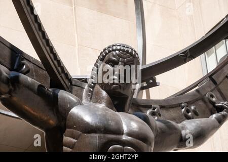 Atlas Halten der Himmel (himmlische Gewölbe) Statue (armillarsphäre) in Rockefeller Center, NYC Stockfoto