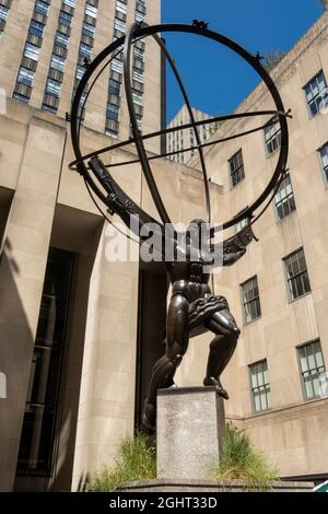 Atlas Halten der Himmel (himmlische Gewölbe) Statue (armillarsphäre) in Rockefeller Center, NYC Stockfoto