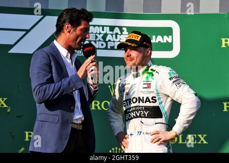 Rennsieger Valtteri Bottas (FIN) Mercedes AMG F1 mit Mark Webber (AUS) Channel 4 Presenter auf dem Podien. 17.03.2019. Formel-1-Weltmeisterschaft, Rd 1, Großer Preis Von Australien, Albert Park, Melbourne, Australien, Wettkampftag. Bildnachweis sollte lauten: XPB/Press Association Images. Stockfoto