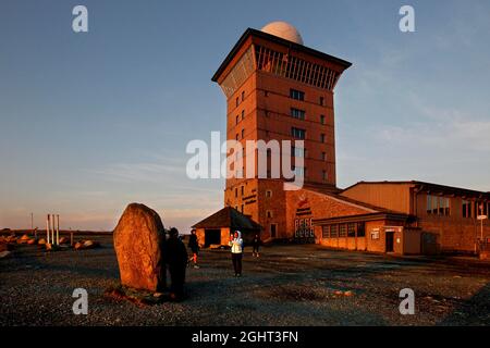 Sonnenuhr, ehemalige Militäreinrichtungen am Brocken im Abendlicht, Hörstationen, Fernsehturm, Brocken Hotel, Blocksberg, Brocken oben, Gipfel Stockfoto