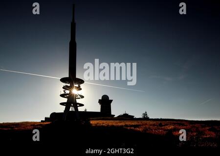 Ehemalige Militäreinrichtungen am Brocken bei Sonnenuntergang, Hörstationen, Fernsehturm, Brocken Hotel, Antennenmast, Blocksberg, Brockenspitze, Gipfel Stockfoto