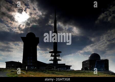 Ehemalige Militäreinrichtungen am Brocken im Sonnenuntergang, Hörstationen, Stasi-Moschee, Fernsehturm, Brocken-Hotel, Antennenmast, Brockenhaus Stockfoto