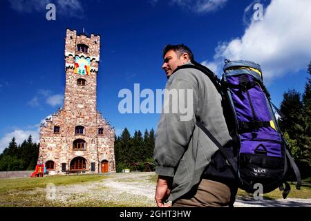 Mann mit Rucksack, Wanderer am Altvaterturm am Wetzstein, Denkmal gegen die Vertreibung von Menschen, Rennsteig, Höhenwanderweg, Thüringen Stockfoto