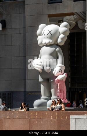 SHARE ist eine Skulptur von KAWS auf dem Rockefeller Center Plaza, New York City, USA Stockfoto