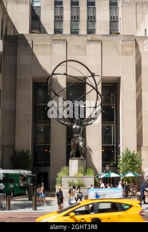 Atlas Halten der Himmel (himmlische Gewölbe) Statue (armillarsphäre) in Rockefeller Center, NYC Stockfoto