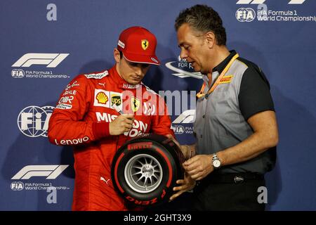 (L bis R): Charles Leclerc (MON) Ferrari erhält den Pirelli Pole Position Award von Mario Isola (ITA) Pirelli Racing Manager. 30.03.2019. Formel-1-Weltmeisterschaft, Rd 2, Großer Preis Von Bahrain, Sakhir, Bahrain, Qualifizierender Tag. Bildnachweis sollte lauten: XPB/Press Association Images. Stockfoto