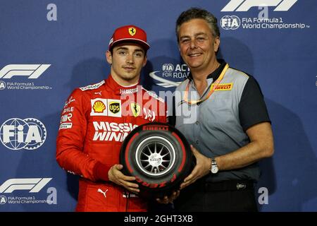 (L bis R): Charles Leclerc (MON) Ferrari erhält den Pirelli Pole Position Award von Mario Isola (ITA) Pirelli Racing Manager. 30.03.2019. Formel-1-Weltmeisterschaft, Rd 2, Großer Preis Von Bahrain, Sakhir, Bahrain, Qualifizierender Tag. Bildnachweis sollte lauten: XPB/Press Association Images. Stockfoto