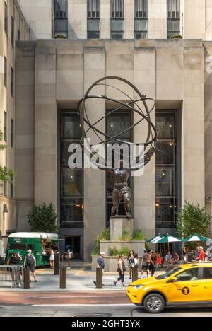 Atlas Halten der Himmel (himmlische Gewölbe) Statue (armillarsphäre) in Rockefeller Center, NYC Stockfoto