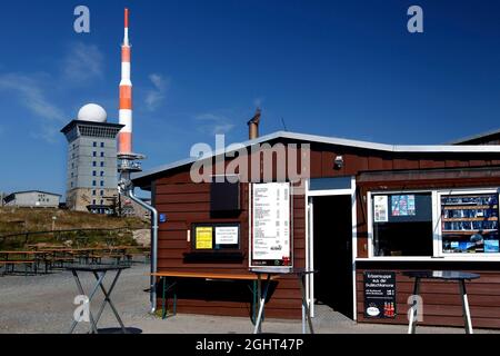 Imissbude auf dem Brocken vor ehemaligen Militäreinrichtungen, Hörstationen, Stasi-Moschee, Fernsehturm, Brocken-Hotel, Antennenmast, Blocksberg Stockfoto