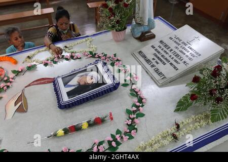 Kalkutta, Indien. September 2021. Gläubige beten am Grab von Mutter Teresa zum Jahrestag ihres Todes in Kalkutta. Die mit dem Friedensnobelpreis ausgezeichnete katholische Nonne, die 45 Jahre lang für die Armen, Kranken, Waisen und Sterbenden diente, starb an diesem Tag im Jahr 1997 im Alter von 87 Jahren in Kalkutta. (Foto von Dipa Chakraborty/Pacific Press/Sipa USA) Quelle: SIPA USA/Alamy Live News Stockfoto