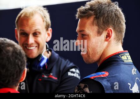 Daniil Kvyat (RUS) Scuderia Toro Rosso mit Nicolas Todt (FRA) Driver Manager. 02.04.2019. Formula One Testing, Sakhir, Bahrain, Tueday. Bildnachweis sollte lauten: XPB/Press Association Images. Stockfoto