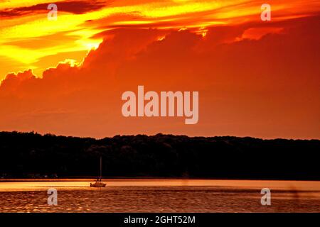 Sonnenuntergang am Ratzeburger See, Kolonnenweg, Lochplattenweg, innerdeutsche Grenzbefestigung, Gruenes Band, Grenzweg, Naturpark Lauenburg Stockfoto