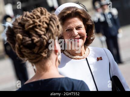 Stockholm, Schweden. September 2021. Königin Silvia von Schweden (r) chattet mit einem Mitglied der schwedischen Delegation, nachdem sie den deutschen Präsidenten im Königlichen Palast begrüßt hatte. Präsident Steinmeier und seine Frau sind auf Einladung des schwedischen Königspaares zu einem dreitägigen Staatsbesuch in Schweden. Quelle: Bernd von Jutrczenka/dpa/Alamy Live News Stockfoto