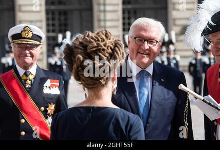 Stockholm, Schweden. September 2021. König Carl XVI Gustaf von Schweden (l.) überreicht die schwedische Delegation an Bundespräsident Frank-Walter Steinmeier (r.) im Königlichen Palast. Präsident Steinmeier und seine Frau sind auf Einladung des schwedischen Königspaares zu einem dreitägigen Staatsbesuch in Schweden. Quelle: Bernd von Jutrczenka/dpa/Alamy Live News Stockfoto