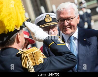Stockholm, Schweden. September 2021. König Carl XVI. Gustaf von Schweden (Mitte) überreicht die schwedische Delegation dem Bundespräsidenten Frank-Walter Steinmeier (rechts) im Königlichen Palast. Präsident Steinmeier und seine Frau sind auf Einladung des schwedischen Königspaares zu einem dreitägigen Staatsbesuch in Schweden. Quelle: Bernd von Jutrczenka/dpa/Alamy Live News Stockfoto