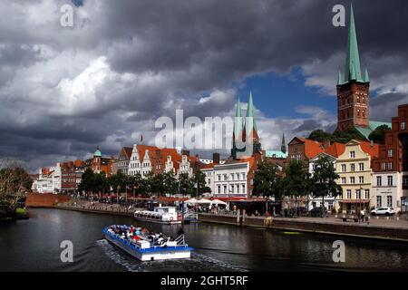 Blick über die Trave nach Lübeck, gotische Backsteinhäuser, Altstadt, mittelalterliche Stadt, UNESCO-Weltkulturerbe Hansestadt Lübeck, Schleswig-Holstein Stockfoto