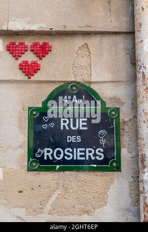 Drei Herzen, Straßenschild Rue des Rosiers, jüdisches Viertel Marais, Paris, Frankreich Stockfoto