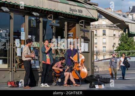 Straßenmusiker spielen Jazz von Louis Armstrong, Paris, Frankreich Stockfoto