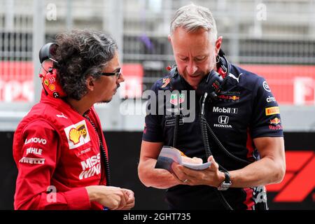 (L bis R): Laurent Mekies (FRA) Ferrari Sporting Director mit Jonathan Wheatley (GBR) Red Bull Racing Team Manager. 11.05.2019. Formel 1 Weltmeisterschaft, Rd 5, Großer Preis Von Spanien, Barcelona, Spanien, Qualifizierender Tag. Bildnachweis sollte lauten: XPB/Press Association Images. Stockfoto