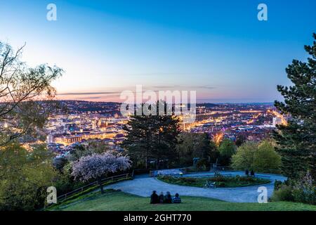 Blick vom Weissenburgpark über die Innenstadt bei Dämmerung, Stadtblick, Stuttgart-Mitte, Stuttgart, Baden-Württemberg, Deutschland Stockfoto