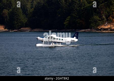 Wasserflugzeug, das in Departure Bay Nanaimo, Vancouver Island, British Columbia, abfliegt Stockfoto