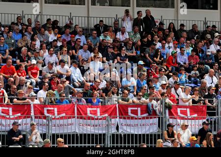 Charles Leclerc (MON) Ferrari Banner und Fans in der Tribüne. 25.05.2019. Formel-1-Weltmeisterschaft, Rd 6, Großer Preis Von Monaco, Monte Carlo, Monaco, Qualifizierender Tag. Bildnachweis sollte lauten: XPB/Press Association Images. Stockfoto