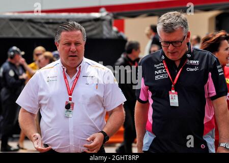 (L bis R): ZAK Brown (USA) McLaren Executive Director mit Otmar Szafnauer (USA) Racing Point F1 Team Principal and CEO. 25.05.2019. Formel-1-Weltmeisterschaft, Rd 6, Großer Preis Von Monaco, Monte Carlo, Monaco, Qualifizierender Tag. Bildnachweis sollte lauten: XPB/Press Association Images. Stockfoto