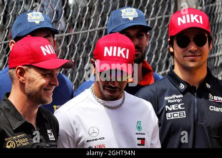 (L bis R): Kevin Magnussen (DEN) Haas F1 Team; lhap; und Lance Stroll (CDN) Racing Point F1 Team, bei der Fahrerparade. 26.05.2019. Formel-1-Weltmeisterschaft, Rd 6, Großer Preis Von Monaco, Monte Carlo, Monaco, Wettkampftag. Bildnachweis sollte lauten: XPB/Press Association Images. Stockfoto