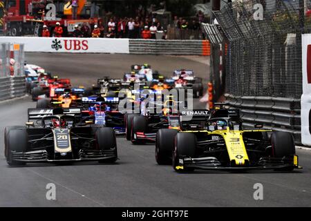 Daniel Ricciardo (AUS) Renault F1 Team RS19 und Kevin Magnussen (DEN) Haas VF-19 beim Start des Rennens. 26.05.2019. Formel-1-Weltmeisterschaft, Rd 6, Großer Preis Von Monaco, Monte Carlo, Monaco, Wettkampftag. Bildnachweis sollte lauten: XPB/Press Association Images. Stockfoto